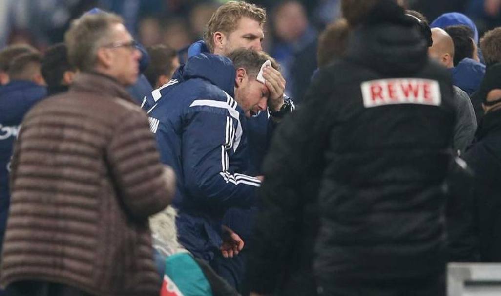 Lo spiacevole episodio  avvenuto sul finire della partita, persa dallo Schalke per 2-1. (Twitter)